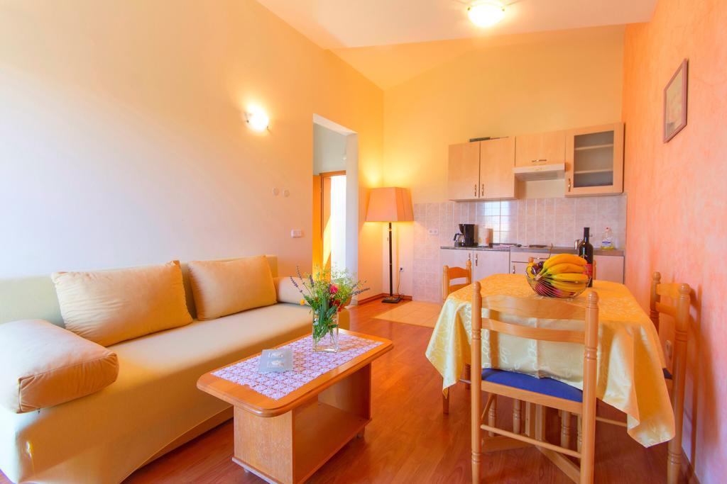 Apartments 4 Palme Funtana Room photo